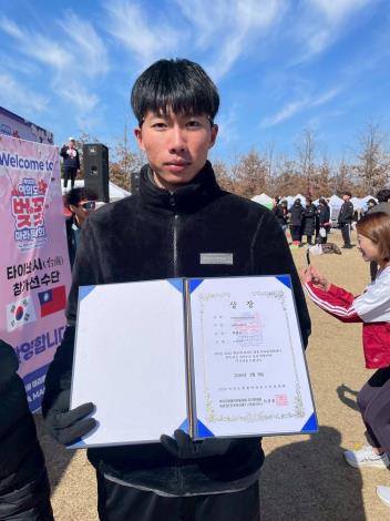 臺南市跑者陳重樺參加韓國首爾汝矣島櫻花馬拉松 勇奪半馬男子組……