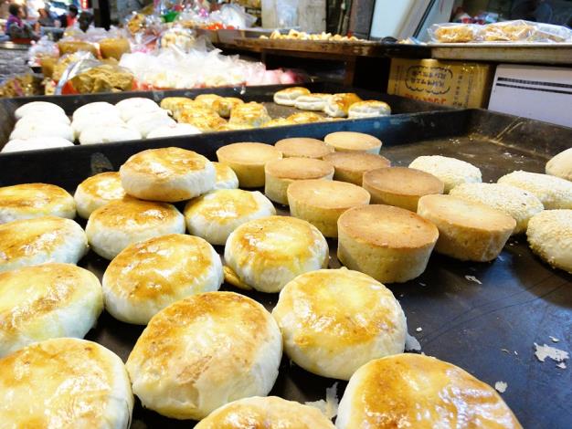 「鹹甜引路臺南味」水仙宮市場人氣名店「寶來香餅舖」，鳳片、蒜……