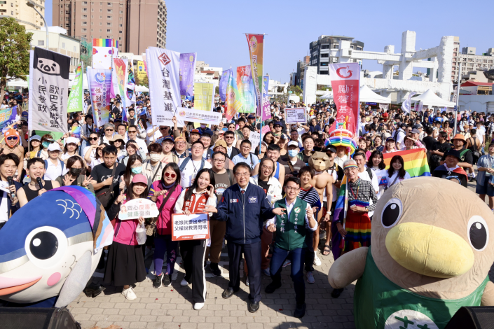 黃偉哲現身力挺彩虹遊行 台南公私部門齊升彩虹旗見證多元平權新……