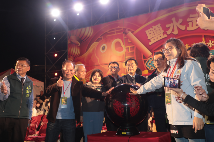 元宵鹽水蜂炮璀璨奪目兩日吸引近60萬民眾參與  黃偉哲啟炮祈福國……