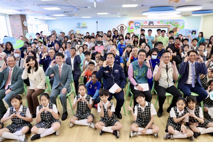 成功國小喜迎玉山圖書館進駐  黃偉哲感謝企業公私協力打造閱讀城……