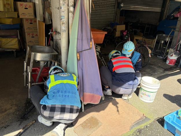 法院執行麻豆市四公有零售市場斷水斷電作業，過程平和無抗爭，市……