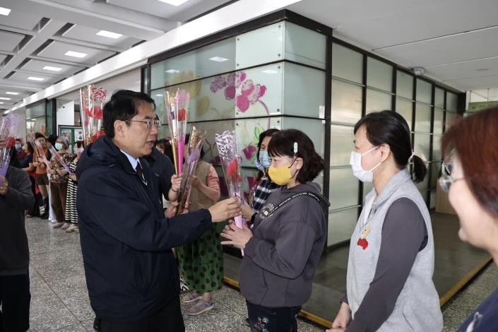 2026婦女節將至 黃偉哲贈送火鶴花 祝福全市婦女健康快樂