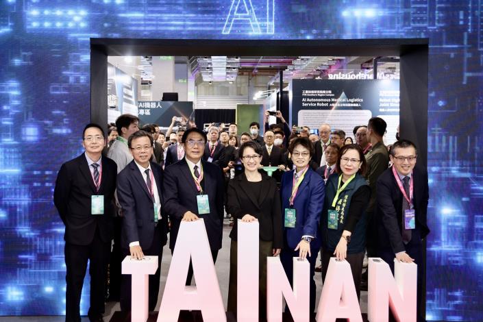 2026 智慧城市展  黃偉哲推動城市AI創新治理與機器人跨域應用