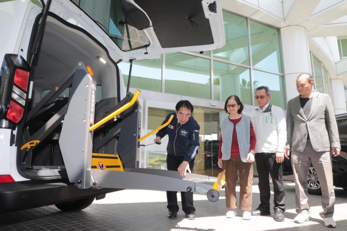 大壹汽車蔡阿珠捐贈2輛復康巴士 黃偉哲感謝共同守護市民健康與平……