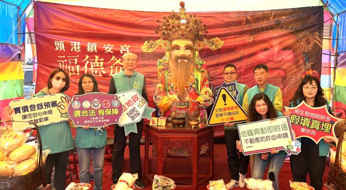 學甲蜀葵花海盛開　佳里地政走入花海宣導土地合法使用