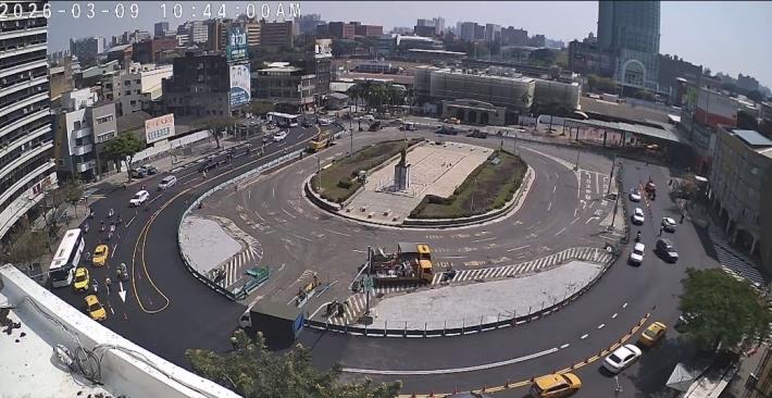 臺南火車站前廣場改造第二階段交維調整行車動線,U型雙向通行上……