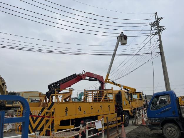 移動式起重機吊掛誤觸電線致仁武瞬間跳電　 水利局要求八涳橋工……