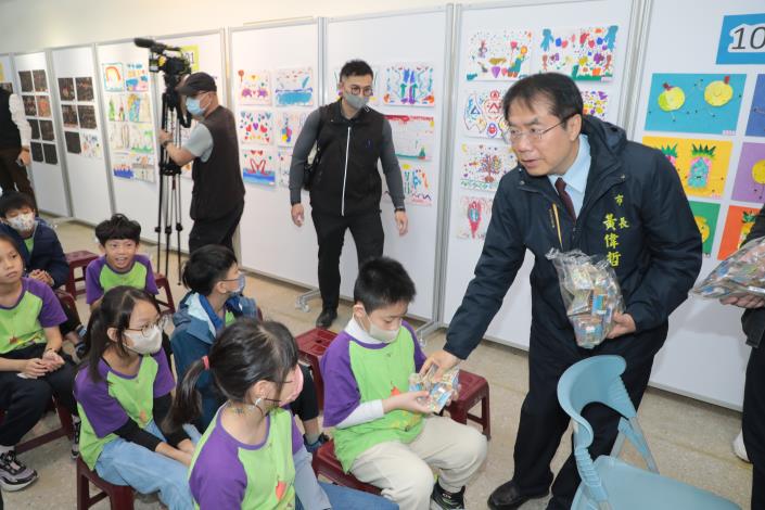 日籍大學生走進立人國小！南市推國際教育行動 陪孩子從校園看見……