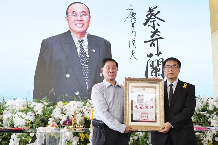 筆耕不綴推廣臺語文學 黃偉哲頒卓越市民榮銜表揚蔡奇...