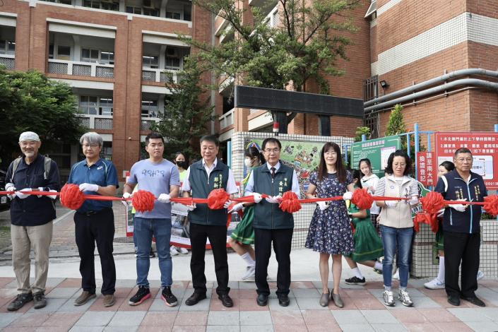 海佃國小通學步道再優化  黃偉哲：任內已優化102校  盼持續打造……