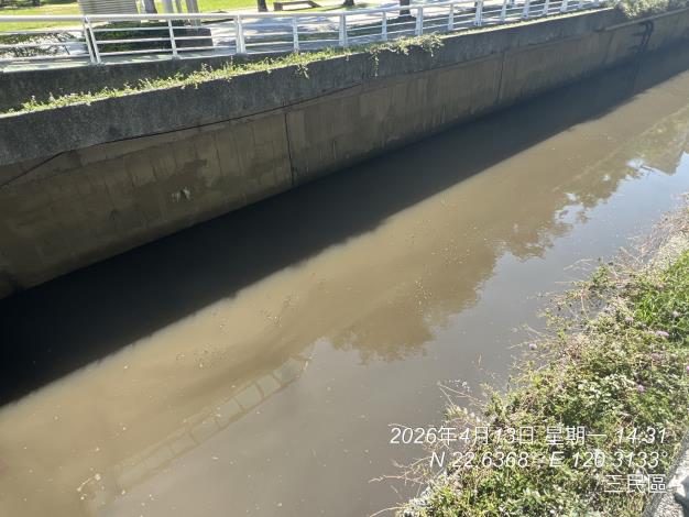 愛河乳白色及暗褐色交錯 環保局研判硫酸鈣膠體及藻類繁殖所致