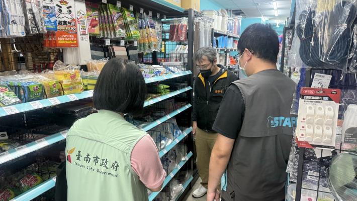 南市經發局查核近40家塑膠袋業者 配合中央平價專案鋪貨穩定供需