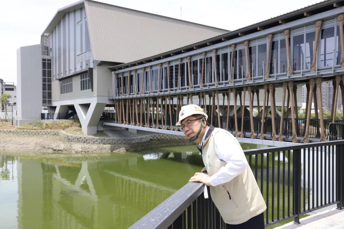 安南全民運動館完工倒數  黃偉哲視察強調兼顧全齡運動與文化意象