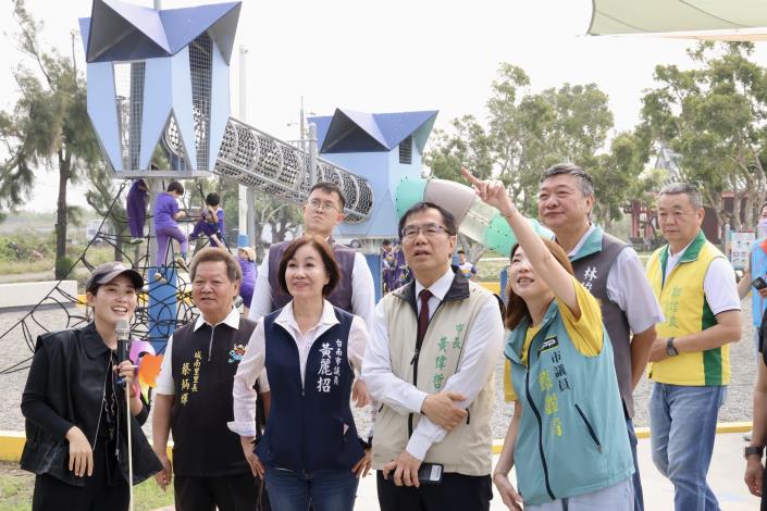 黃偉哲帶領小朋友開箱鄭成功紀念公園新遊具  打造安南區寓教於樂……