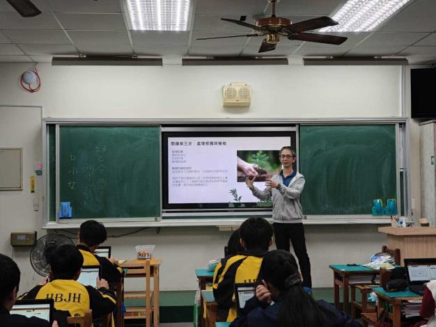 拾綠意與希望　臺南師生攜手補植校園樹木