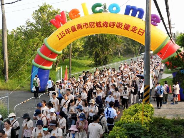 府城森呼吸健走日熱鬧登場 1,400名市民齊走虎山森林步道感受自然……