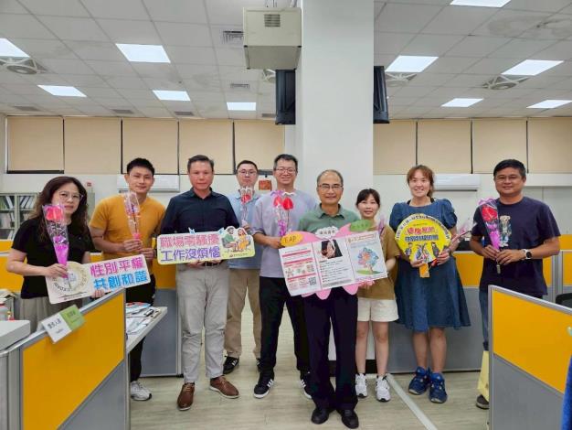 臺南市政府體育局母親節前夕關懷同仁身心 紓壓活動結合贈花傳遞……