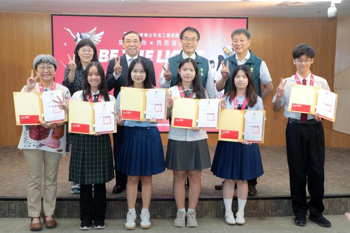 黃偉哲表揚南市7名台新青少年志工菁英獎得主 肯定青...