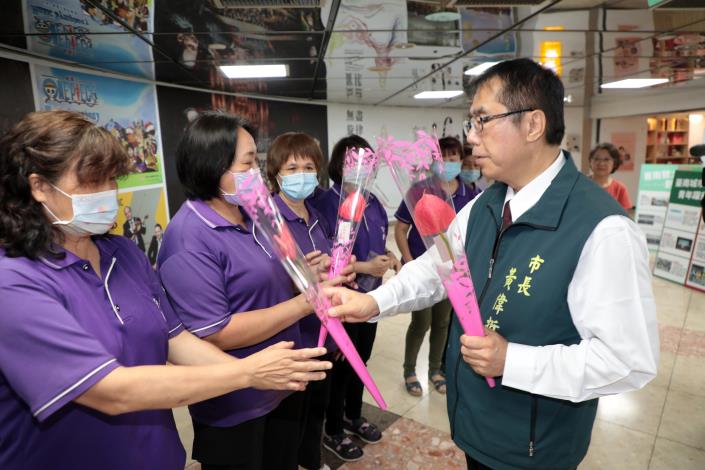 黃偉哲贈送洽公民眾火鶴花 祝福全市媽媽母親節快樂