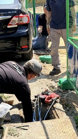 鳳仁路側溝纜線密集附掛  水利局要求立即整線改善