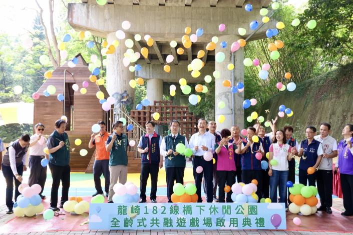 龍崎182線橋下全齡共融遊戲場啟用　黃偉哲邀親子同...