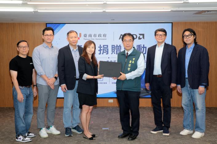 AMD捐贈31台AI筆電助攻台南智慧教育　黃偉哲：攜手培育下一代AI……