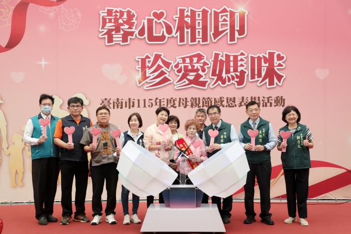 台南母親節表揚溫馨登場  黃偉哲頒獎56位模範母親傳遞感恩祝福