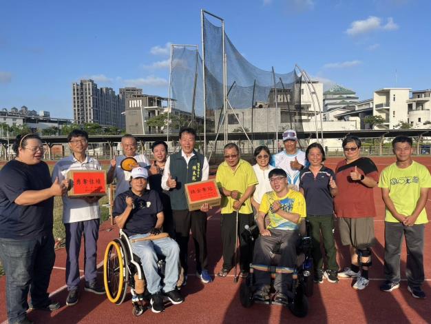 體恤本市選手全障運備賽辛勞，陳良乾局長親赴金城國中操場慰勞田……