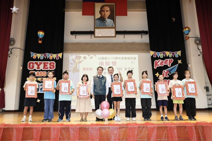黃偉哲出席公園國小畢業典禮 勉畢業生遵循師長教誨、謹記在校情誼
