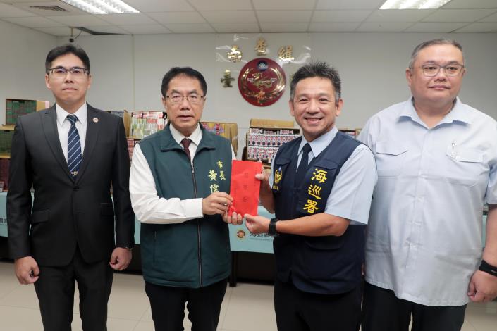 中央地方攜手查獲市值逾千萬違法電子菸  黃偉哲頒加菜金感謝守護……