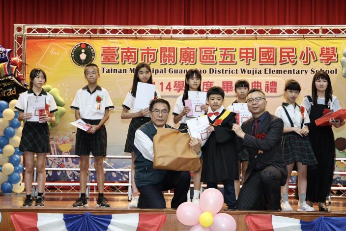 向陽啟程迎未來 黃偉哲祝福五甲國小畢業生展開新旅程