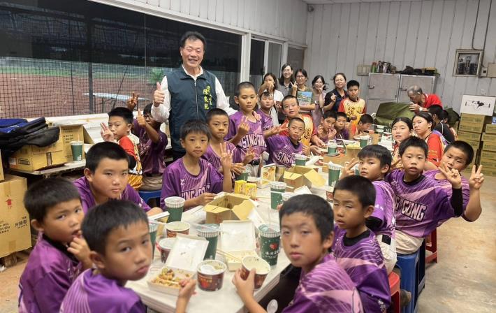 揮別少棒歲月迎向嶄新旅程 體育局長陳良乾頒紀念獎牌祝福棒球隊……