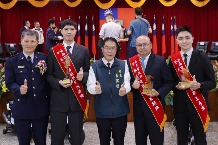 歡慶115年警察節 黃偉哲代表百萬市民感謝警察同仁維護治安的辛……