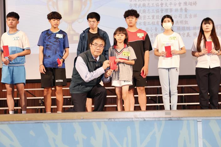 黃偉哲感謝民間善力挹注教育資源 台灣武廟志工協會頒發獎助學金……