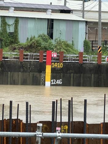 0625豪雨警報未解除 林欽榮副市長視察仁武區八涳橋及大寮區拷潭……
