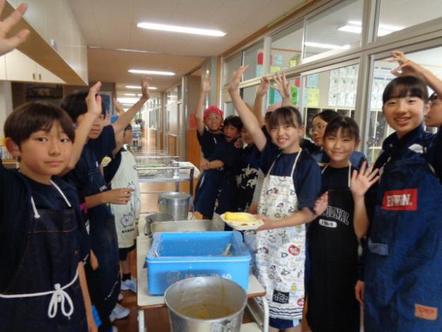 台南鳳梨產地直送日本友誼市學生餐桌,甜蜜滋味圈粉成功