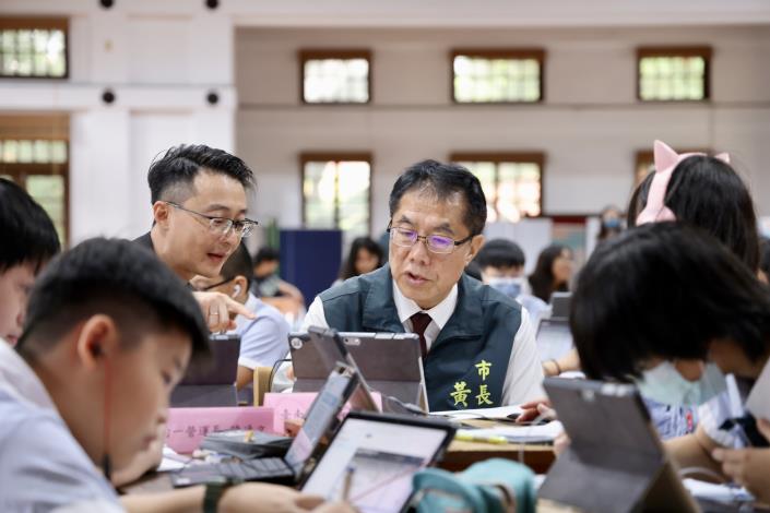 台南攜手均一平台推動AI教科書 黃偉哲:讓每個孩子找到最適合的……