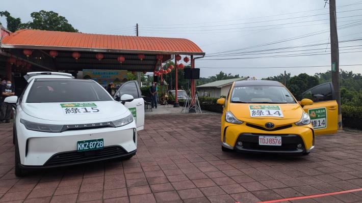 交通局小黃公車依法採用綠底白字「營業小客車」提供服務之說明