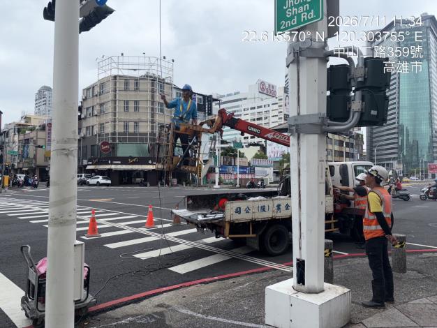苓雅興中路牌遭強風吹落道工處已收回 加強搖晃路牌預防性拆除