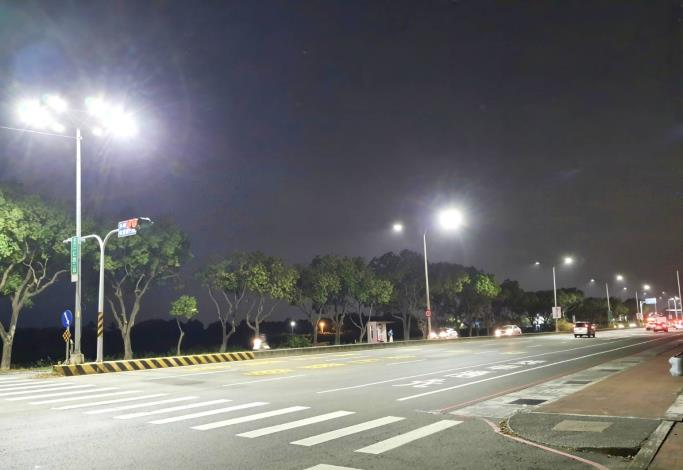路燈換裝節能減碳年省2億電費  智慧路燈自動報修