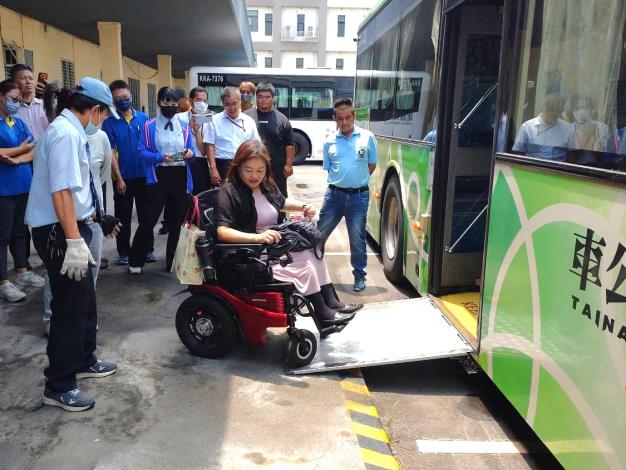 交通局辦理公車服務品質提升課程,首度結合績優駕駛經驗分享與無……