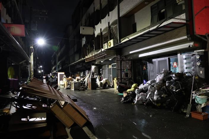 黃偉哲返台趕赴安南火災現場  慰問受災居民、全力協助家園復原