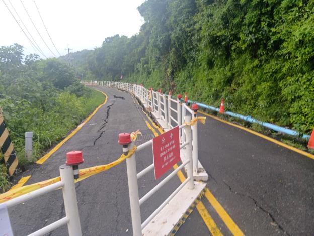 鼓山柴山大路下邊坡滑動路面損壞 施工封閉
