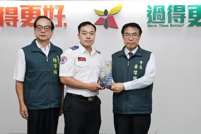 消防局王健宇獲全國十大傑出救護技術員特優 黃偉哲肯定專業表現