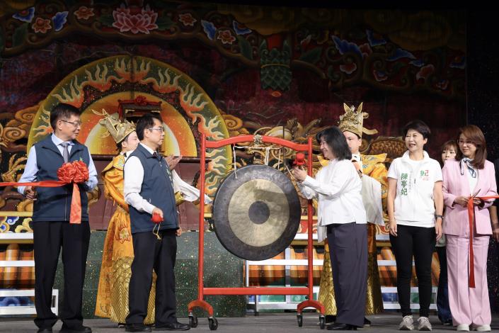 明華園百年歌仔戲再啟新篇 黃偉哲見證「戲巢藝術館」開館