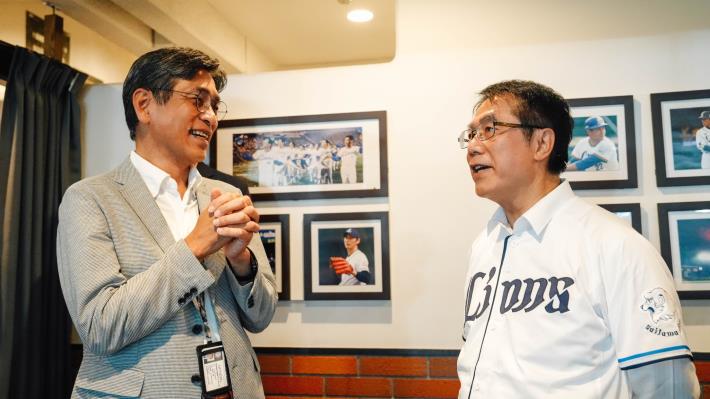 黃偉哲與西武獅社長奥村剛交流 攜手以棒球行銷臺南觀...
