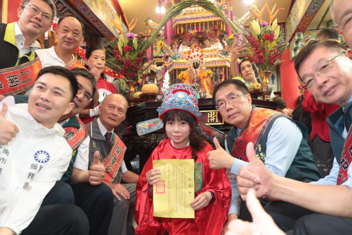 台南七夕「做十六歲」成年禮登場  黃偉哲盼傳承文化及祝福學子迎……