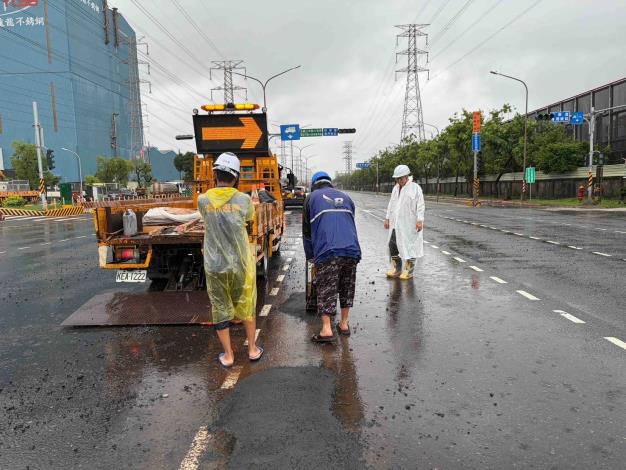 連日大雨貨櫃車專用道破損工務局長巡視修補進度