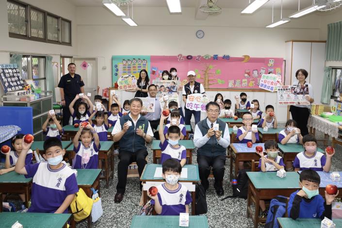黃偉哲開學首日赴安慶國小 全方位守護學童健康與安全